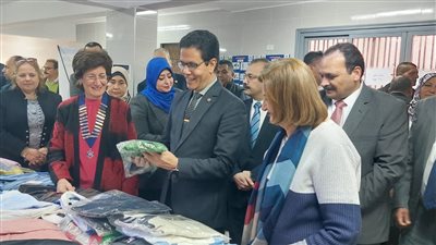 بأسعار رمزية.. رئيس جامعة بنها يفتتح معرض الملابس الخيرى للطلاب