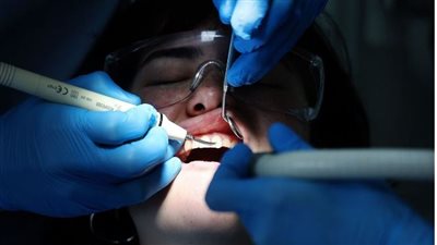 فرصة للأطباء.. بريطانيا تعلن تعيين أطباء أسنان بدون امتحان معادلة لسد العجز لديها