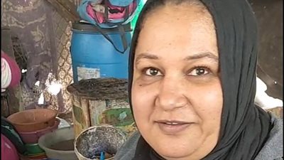 قصة كفاح أرملة تعمل في شوي الأسماك بكفر الشيخ: الصبح أب وبليل أم لأولادي 3 وبربيهم بالحلال| بث مباشر