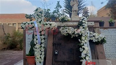 بالورود.. دفن جثمان والدة المخرجة ساندرا نشأت بمثواها الأخير |صور