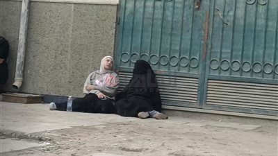انهيار أسر ضحايا حادث الطريق الزراعي بالبحيرة أمام مشرحة مستشفى دمنهور | صور