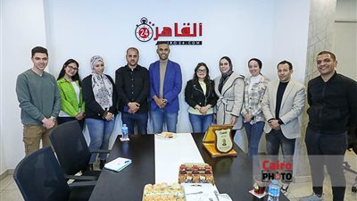 بعد وصوله مصر.. القاهرة 24 يكرم الصحفي الفلسطيني محمد عوض عقب خروجه من غزة 