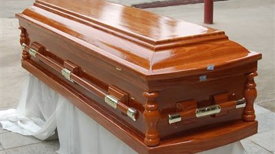 قبل حرق جثتها.. امرأة هندية تعود للحياة في عربة الموت 