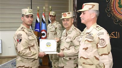 الفريق أسامة عسكر يكرم عددا من المتميزين بالقوات المسلحة