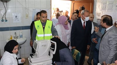 محافظ القليوبية يتفقد القافلة الطبية المجانية للرمد بقرية الشموت في بنها