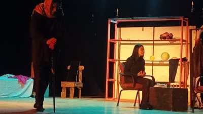 دراما الشحاذين وأصبع روج في الليلة الخامسة من ليالي نوادي المسرح بالجيزة