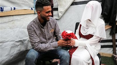 فرحة مكسورة.. العروسان النازحان شيماء ومحمود يكشفان تفاصيل زفافهما خلال الحرب: حلمنا نطلع عمرة| خاص