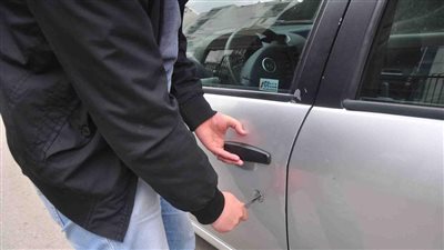 ضبط سايسي سيارات بتهمة الاستيلاء على سيارة كوافيرة بعد خداعها في الجيزة