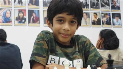 يبلغ من العمر 8 أعوام.. طفل يسجل رقمًا قياسيًا في لعبة الشطرنج