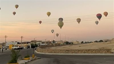 1550 سائحًا يزينون سماء الأقصر على متن 55 رحلة بالون طائر