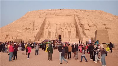  فرق مهرجان أسوان تحتفل بتعامد الشمس بمعبد أبو سمبل| صور