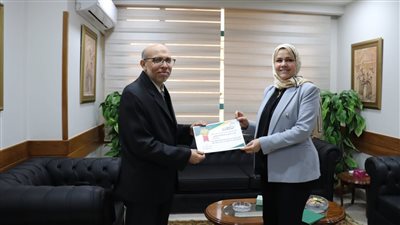 مصلحة الضرائب تُكرم رئيس الإدارة المركزية للإحصاء لبلوغه سن المعاش