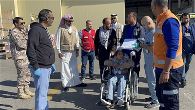 نقل 53 مصابًا ومرافقا فلسطينيا للعلاج في قطر عبر مطار العريش