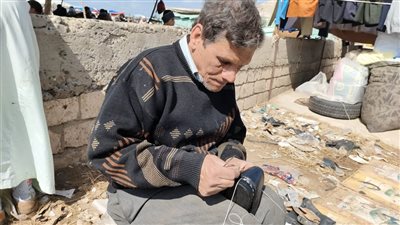 قصة كفاح إسكافي بسوق المواشي: باجي من بسيون لكفر الشيخ كل أسبوع عشان الرزق الحلال |صور 