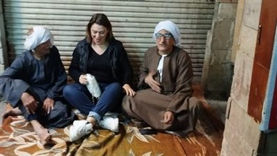 سائحة فرنسية تفترش أحد شوارع الأقصر بجوار شقيقين: بحب بلدكم 