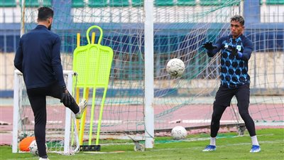 بعد عودته من الداخلية.. الحارس أحمد عبد الرسول ينتظم في تدريبات المصري