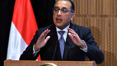 رئيس الوزراء يوجه بالإفراج التدريجي عن السلع الموجودة في الجمارك