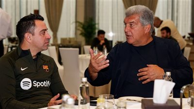 لابورتا: تشافي رجل من حجر وسيُقاتل حتى النهاية مع برشلونة