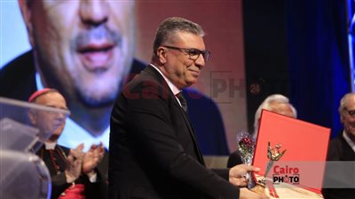 عمرو الليثي يهدي تكريمه لـ وائل الدحدوح.. لقطات من مهرجان المركز الكاثوليكي بدورته الـ 72 | بث مباشر