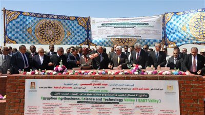 وزير التعليم العالي يضع حجر الأساس لمشروع أرض الجامعات المصرية بالوادي الجديد| صور