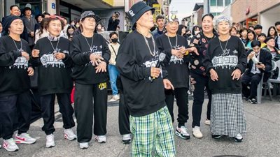 قائدتهن 81 عاما.. مجموعة نساء كوريات مسنات يشكلن فرقة راب