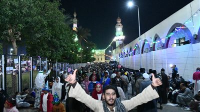 الكل في حضرة القنائي.. الآلاف يحتفلون بالليلة الختامية لمولد سيدي عبد الرحيم بقنا |صور