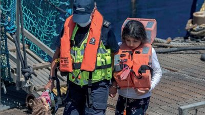 أوكسفورد: بريطانيا تعتقل الأطفال طالبي اللجوء وتحاكمهم بـ تهم وجرائم البالغين