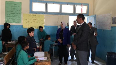خلال جولة ميدانية بالمدارس.. مدير تعليم الجيزة يوعي الطلاب بمشروع رأس الحكمة: سيوفر 1.5 مليون فرصة عمل