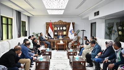 محافظ قنا للمستثمرين: الاستثمار أهم ملفات أجندة الحكومة حاليا