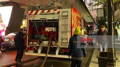 السيطرة على حريق مخزن ملابس بالوراق