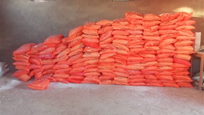 ضبط مصنع أسمدة زراعية بدون ترخيص يقلد العلامات التجارية بالفيوم