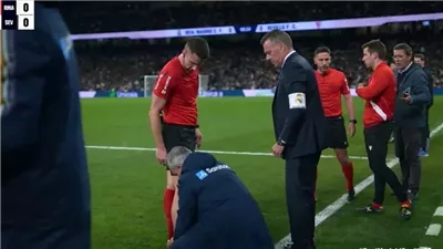 إصابة حكم الساحة.. حالة نادرة تشهدها مباراة ريال مدريد وإشبيلية بالدوري الإسباني