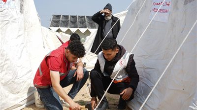 الهلال الأحمر المصري: نعمل على توفير جميع احتياجات المقيمين بمخيم الإيواء في غزة