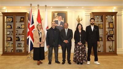 عمدة مدينة مانشستر تتفقد الجامعة البريطانية وتفتتح معملا بكلية الفنون والتصميم 