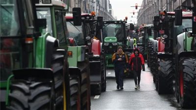 بالزجاجات والبيض.. أزمة المزارعين تشعل الاتحاد الأوروبي ومواجهات بين الشرطة والمتظاهرين 