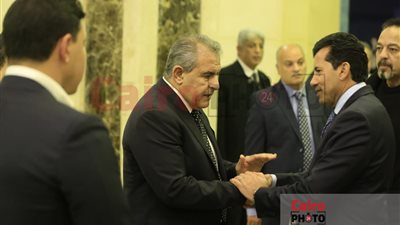 وزير الرياضة على رأس الحضور في عزاء والدة زوجة طاهر أبو زيد
