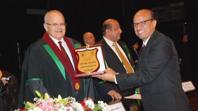 إعلام القاهرة تكرم حسين الزناتي لمشواره الصحفي والنقابي وباعتباره أحد خريجيها