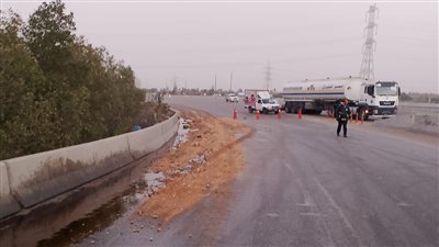 انقلاب مقطورة زيت بالطريق الإقليمي بالجيزة |صور