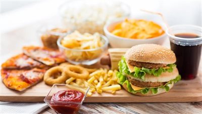 الوجبات السريعة والسمنة تزيد من خطر الإصابة بسرطان القولون