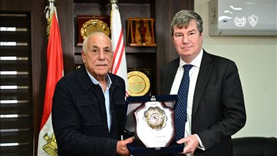 حسين لبيب يستقبل السفير البلجيكي ويهديه درع الزمالك