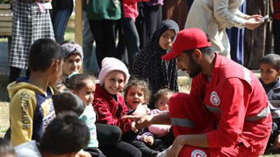الهلال الأحمر المصري يقدم الدعم النفسي لأطفال غزة بمخيم إيواء خان يونس | صور 