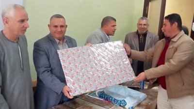 موجهون ماليون بالفيوم ينظمون ممرا شرفيا لزميلهم لبلوغه سن المعاش| صور 