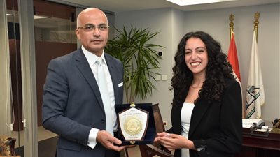 طالبة بعين شمس تحصد المركز الثالث من DAIDA العالمية الدولية في مسابقة أفضل رسائل الماجستير.. والجامعة تكرمها