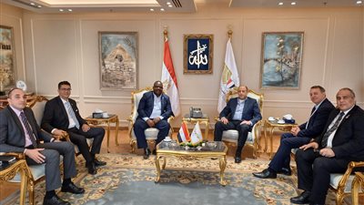 وزير الطيران المدني يلتقي بمدير عام المجلس الدولي للمطارات والأمين العام للمجلس ورئيس مجلس المطارات الإفريقية