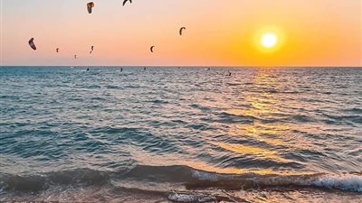 رأس سدر مدينة الفيروز تجمع بين التاريخ وأصالة البدو وسحر الطبيعة وممارسة الأنشطة الرياضية | صور