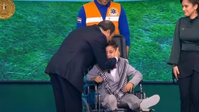 استجابة لأمنيته.. السيسي يحتضن ويقبل رأس الطفل الفلسطيني عبدالله في احتفالية قادرون باختلاف