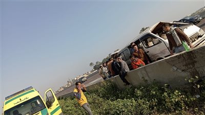 إصابة 8 أشخاص في تصادم ميني باص وسيارة نقل بصحراوي البحيرة