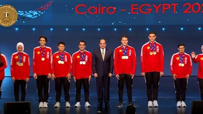 السيسي يصافح أبطال العالم في ألعاب القوى من قادرون باختلاف ويلتقط صورة تذكارية 