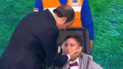 السيسي يقبل رأس الصغير الفلسطيني عبد الله المعالج بمصر خلال مشاركته باحتفالية قادرون باختلاف| فيديو 