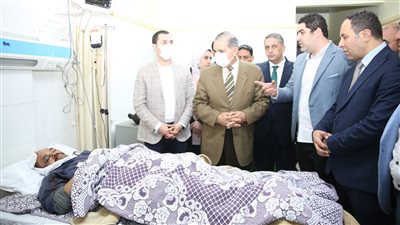 محافظ كفر الشيخ يطمئن على عامل نظافة صدمته سيارة خلال عمله